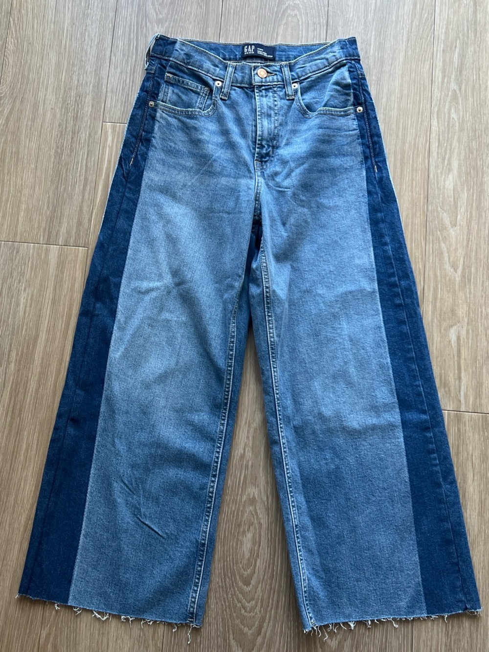 Gap high rise wide leg blue jeans with dark blue vertical stripes
Size 2/26S